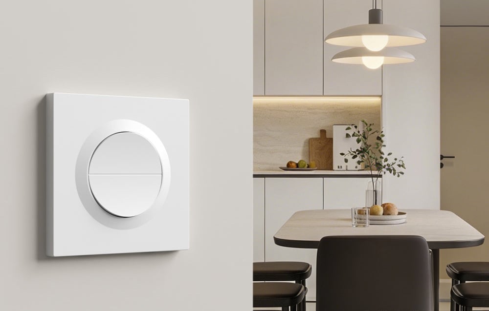 Minimalistyczny przełącznik dotykowy SONOFF w kuchni z jasnym drewnem i skandynawskim wystrojem wnętrza