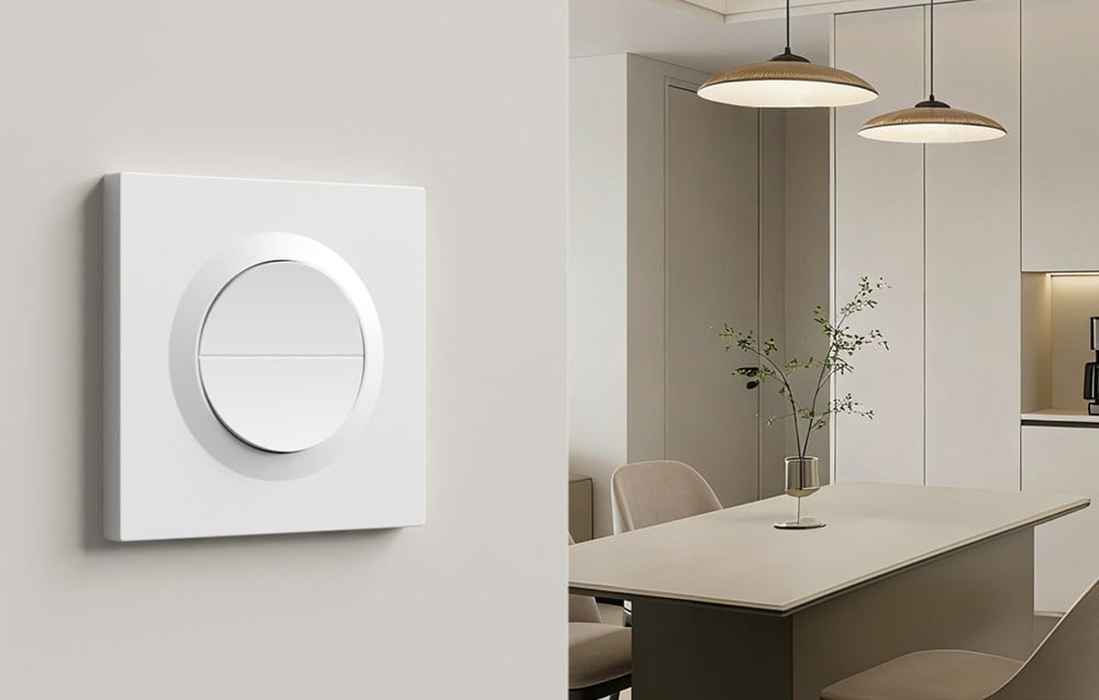 Minimalistyczny przełącznik SONOFF Orb-ZBW2 zamontowany na ścianie w eleganckiej jadalni z lampami wiszącymi i nowoczesnym wystrojem