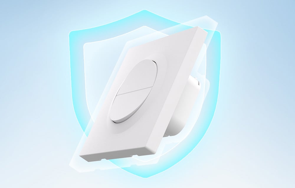 Przełącznik ścienny SONOFF przedstawiony z półprzezroczystą niebieską tarczą ochronną symbolizującą bezpieczeństwo i niezawodność urządzenia