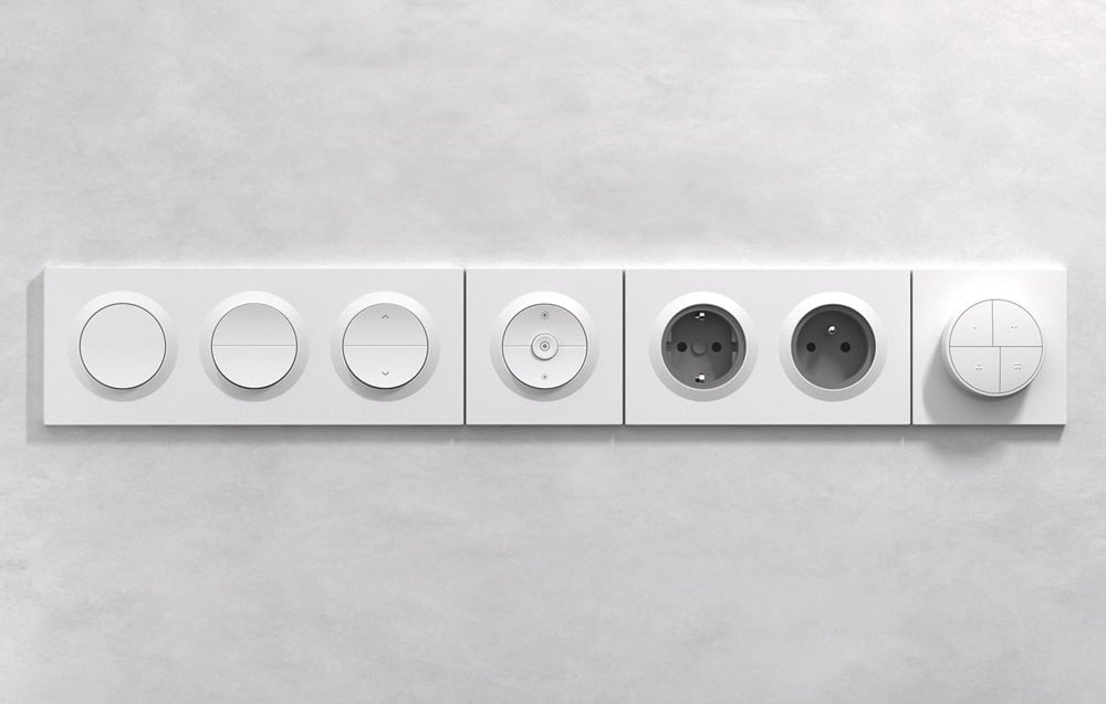 Zestaw modułowych elementów systemu SONOFF - przełączniki jedno i dwukanałowe, ściemniacz, gniazdka oraz panel sterujący ułożone w jeden rząd