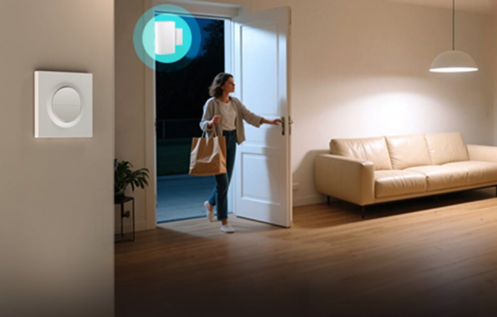 Kobieta wchodząca do domu wieczorem do oświetlonego salonu z przełącznikiem SONOFF widocznym na ścianie po lewej stronie