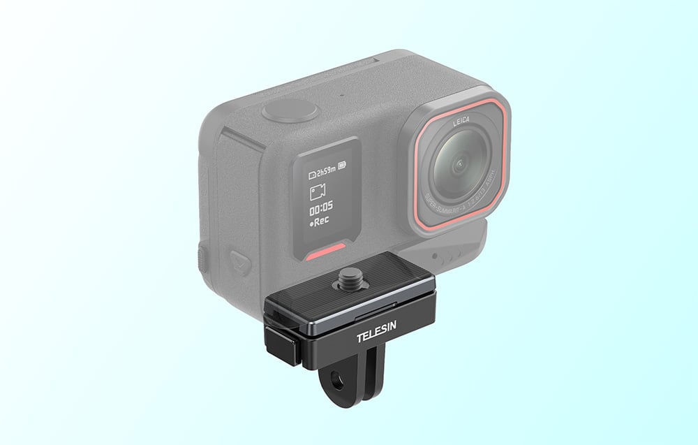 Cameră sportivă montată pe adaptorul magnetic pe un fundal deschis