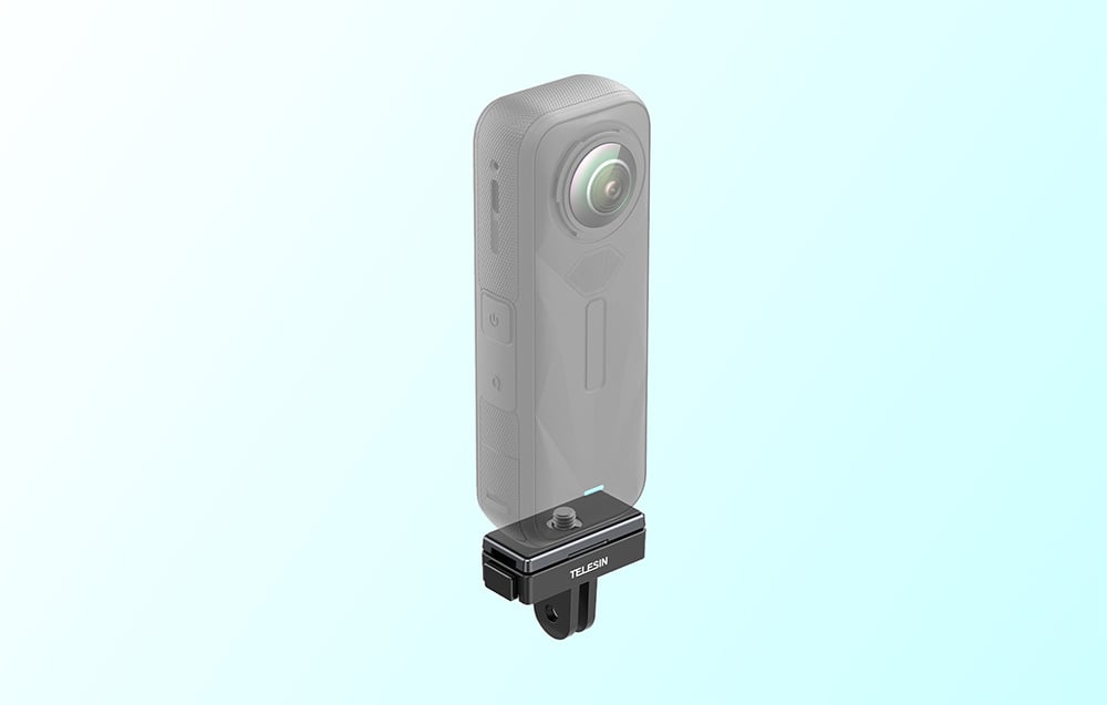 Adaptor magnetic Telesin montat pe cameră sportivă pe un fundal deschis