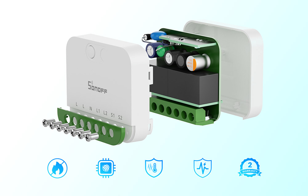 Schemat rozłożonego na części przełącznika Sonoff MINI-2GS z zieloną płytką elektroniczną i ikonami przedstawiającymi zabezpieczenia: odporność na ogień, chip WiFi, ochronę termiczną, stabilność pracy i 2-letnią gwarancję