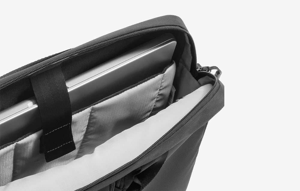 Zbliżenie na kieszenie torby na laptopa