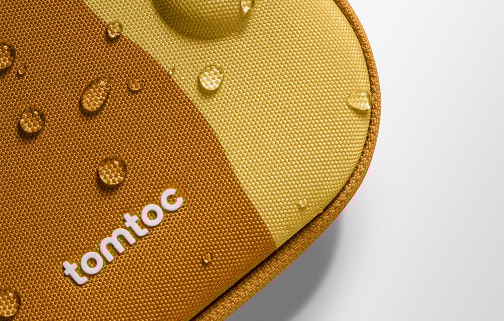 Zbliżenie na etui tomtoc z kroplami wody