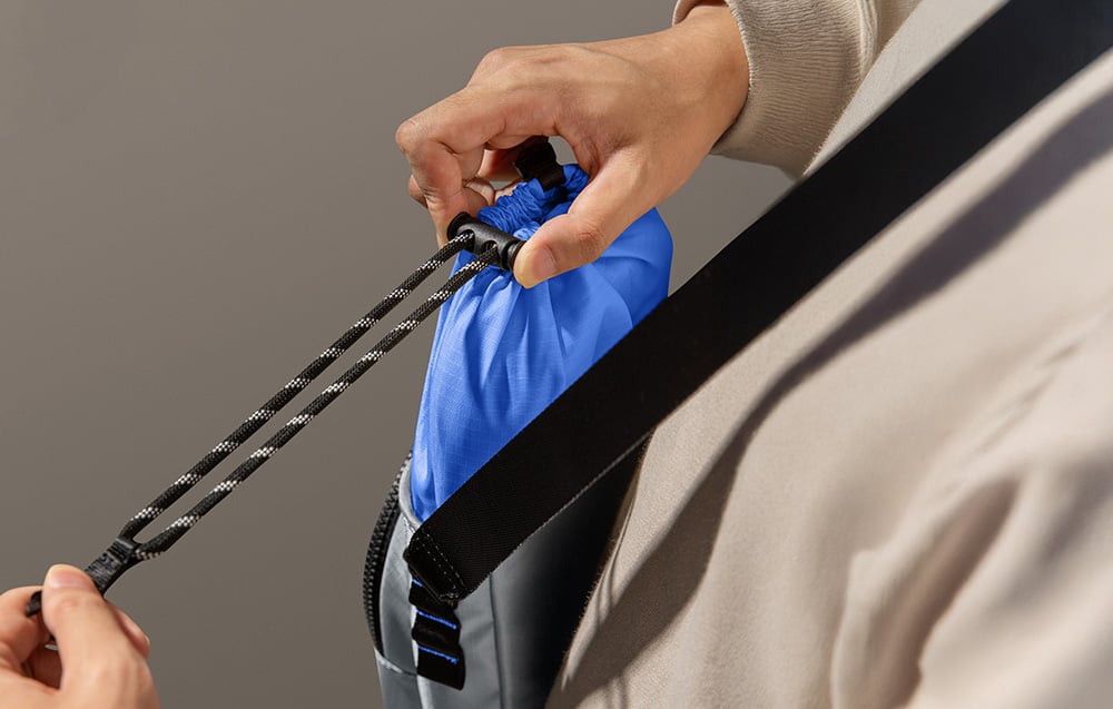 Szaro-niebieska torba zapinana za pomocą szunrka ze specjalnym ściągaczem