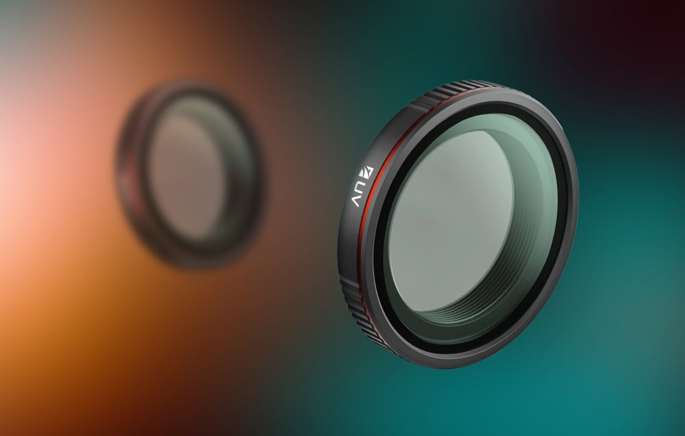 Filtr Freewell UV widoczny pod kątem, z nieostrym filtrem w tle.