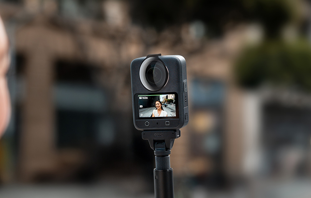 Kamera DJI Osmo 360 na wysięgniku z założonym filtrem Freewell ND64 podczas nagrywania.