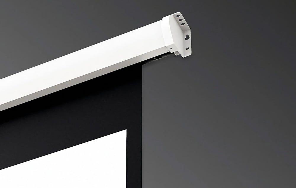 Biała, metalowa kaseta ekranu projekcyjnego z widocznymi otworami do montażu ściennego lub sufitowego.