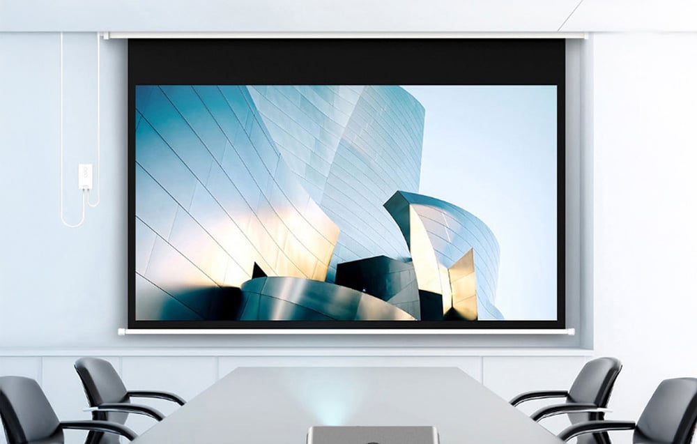 Aranżacja sali konferencyjnej z projektorem rzucającym obraz na wiszący ekran BlitzWolf.