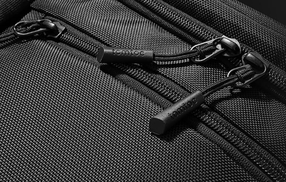 Zbliżenie na zamki czarnego plecaka