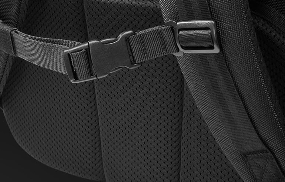Zbliżenie regulowanego pasa piersiowego z klamrą na plecaku Tomtoc