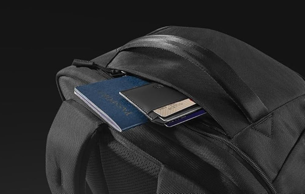 Górna kieszeń plecaka Tomtoc z paszportem, portfelem i kartami kredytowymi