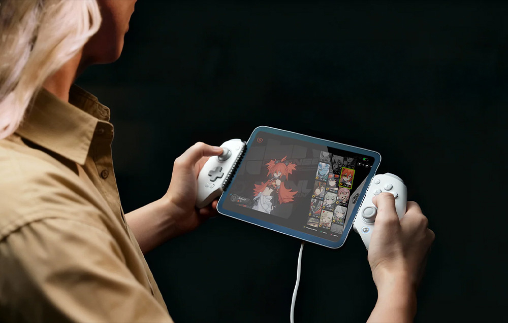 Osoba grająca na tablecie z przymocowanym kontrolerem GameSir po bokach ekranu
