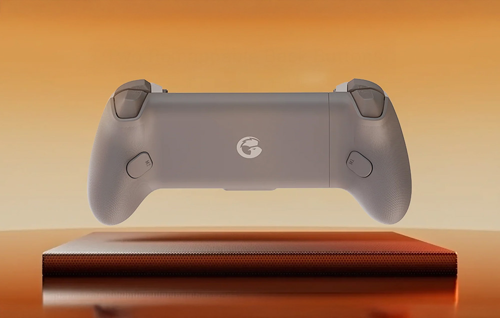 Tylny widok kontrolera GameSir z widocznymi przyciskami i logo na pomarańczowym tle