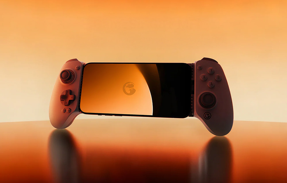 Smartfon wpięty w kontroler GameSir wyeksponowany na pomarańczowym tle