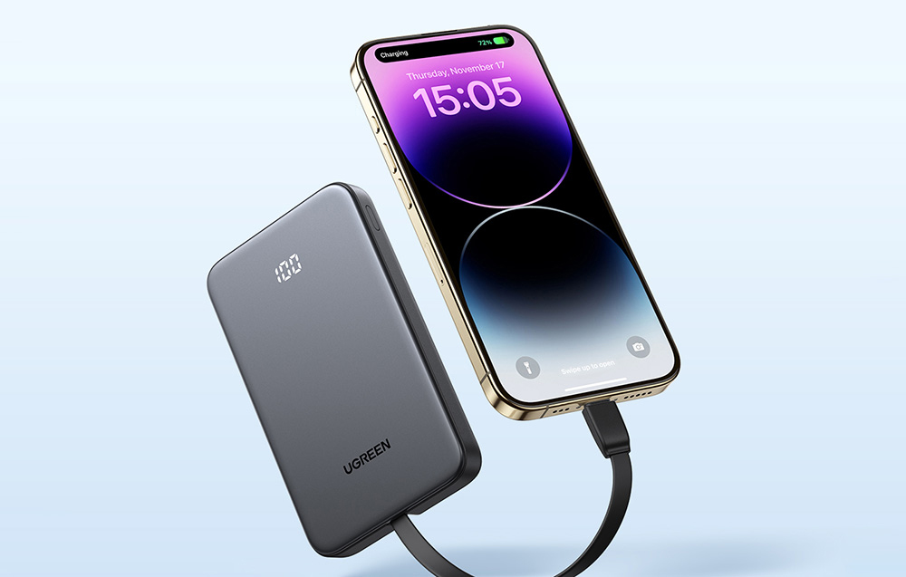 Powerbank Ugreen ładujący smartfon za pomocą zintegrowanego kabla USB-C.