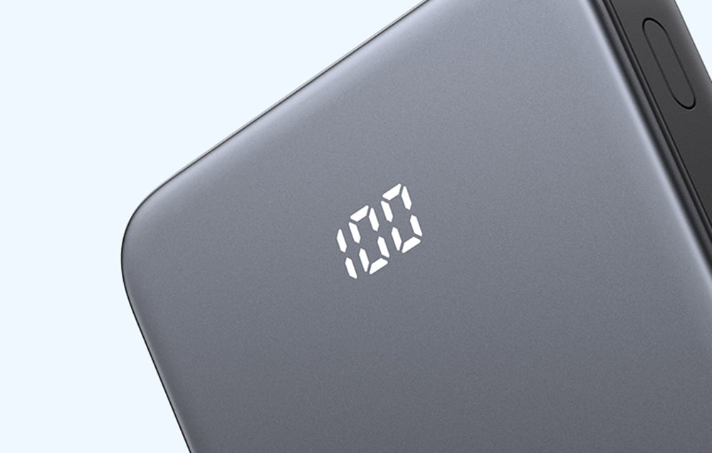 Zbliżenie na cyfrowy wyświetlacz powerbanku Ugreen pokazujący 100% naładowania.