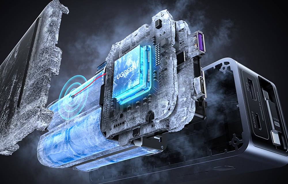 Przekrój technologiczny powerbanka pokazujący wewnętrzne ogniwa, układ scalony marki Ugreen oraz system chłodzenia.