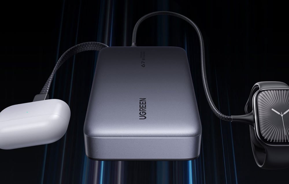 Powerbank Ugreen ładujący jednocześnie białe etui słuchawek bezprzewodowych oraz smartwatcha za pomocą wbudowanego kabla USB-C.
