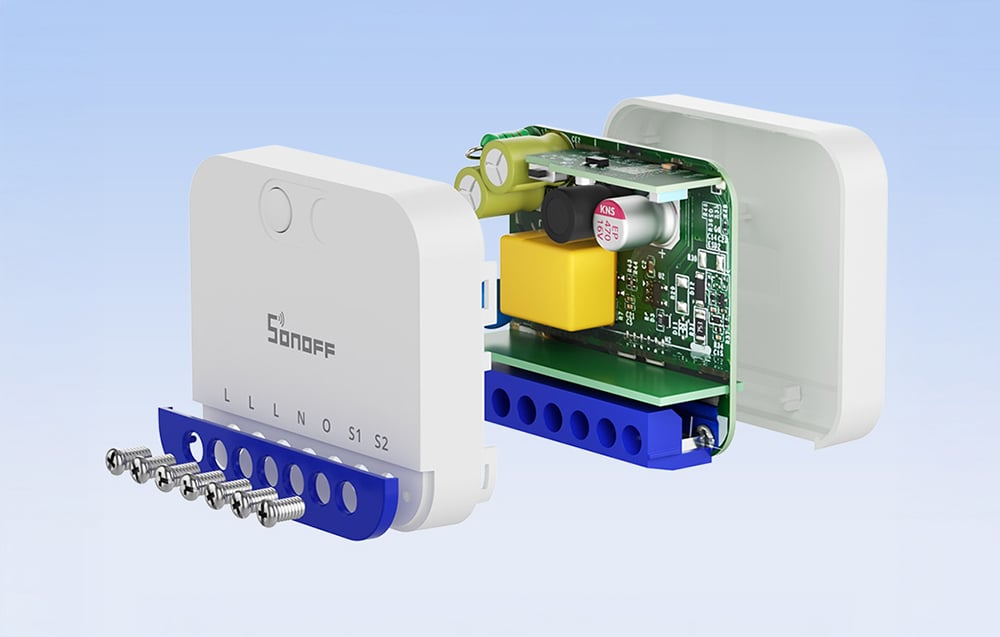 Wnętrze ściemniacza z widoczną elektroniką i podzespołami ochronnymi