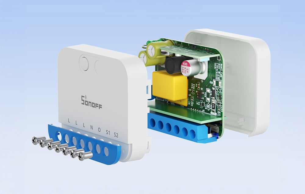 Wnętrze ściemniacza z widoczną elektroniką i podzespołami ochronnymi