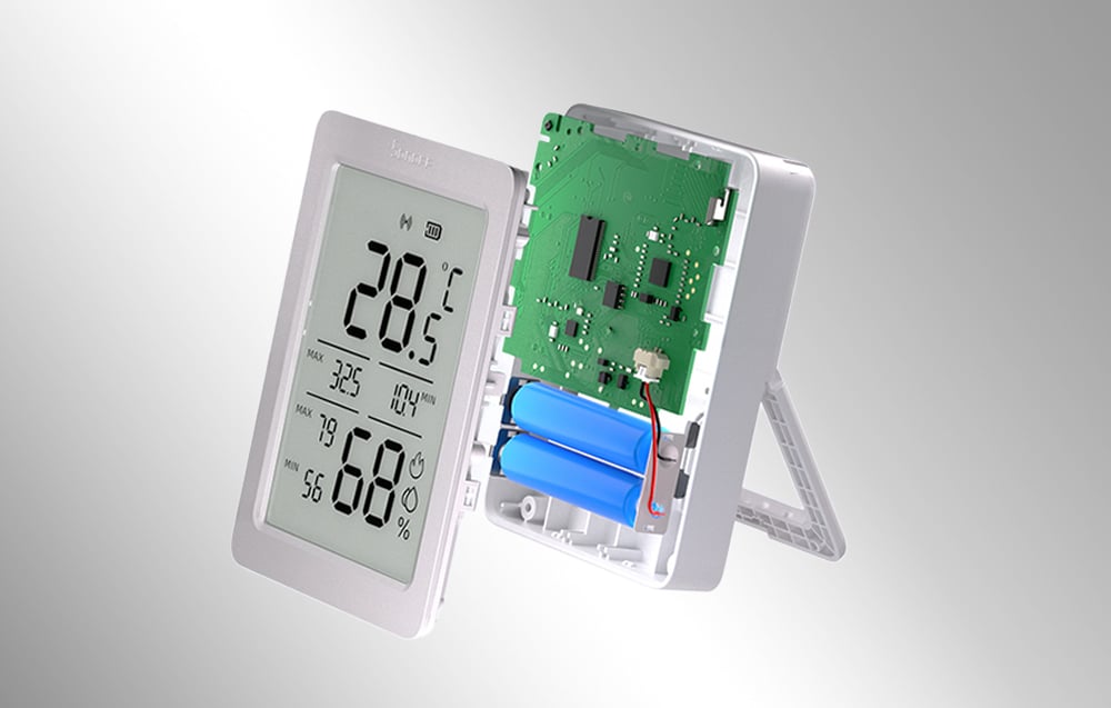 Rozłożony czujnik Sonoff z widoczną elektroniką i miejscem na dwie baterie AAA w środku obudowy.