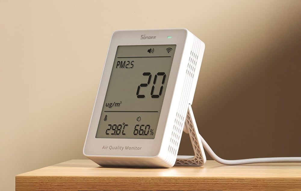 Miernik jakości powietrza Sonoff z wyświetlaczem LCD na drewnianej półce