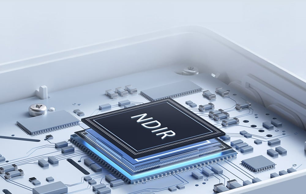 Zbliżenie na czujnik NDIR umieszczony w mierniku jakości powietrza