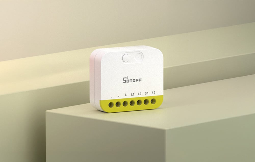Dwukanałowy mini przełącznik Sonoff na zielonej platformie