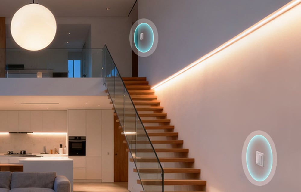 Nowoczesny dom z jasną kuchnią, obok schody prowadzące na piętro