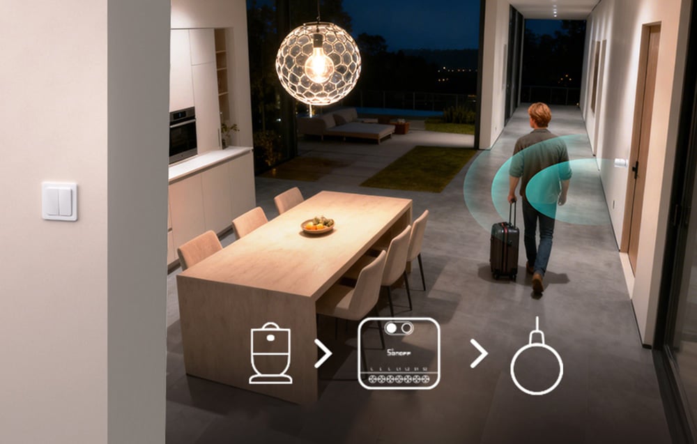 Mężczyzna wychodzi z mieszkania z walizką, w kuchni świeci się światło