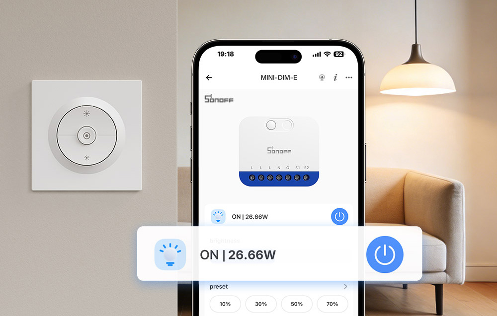 Przełącznik światła na ścianie w salonie z kanapą i delikatnym oświetleniem z przodu smartfon z włączoną aplikacją Sonoff