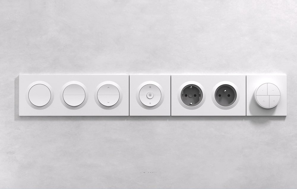 Przełączniki ścienne umieszczone w specjalnej obudowie, obok gniazdka 