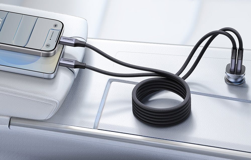 zwinięty kabel Ugreen podłączony do smartfona