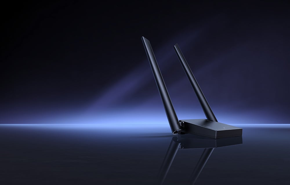 czarny adapter sieciowy na granatowym tle