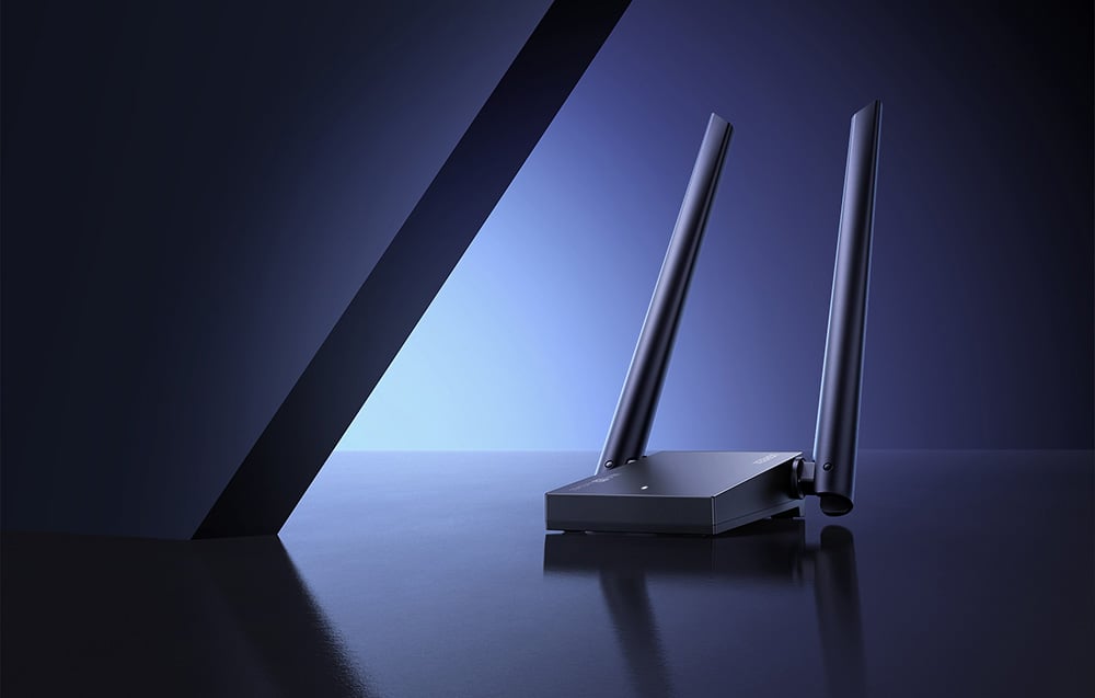 czarny adapter sieciowy na granatowym tle