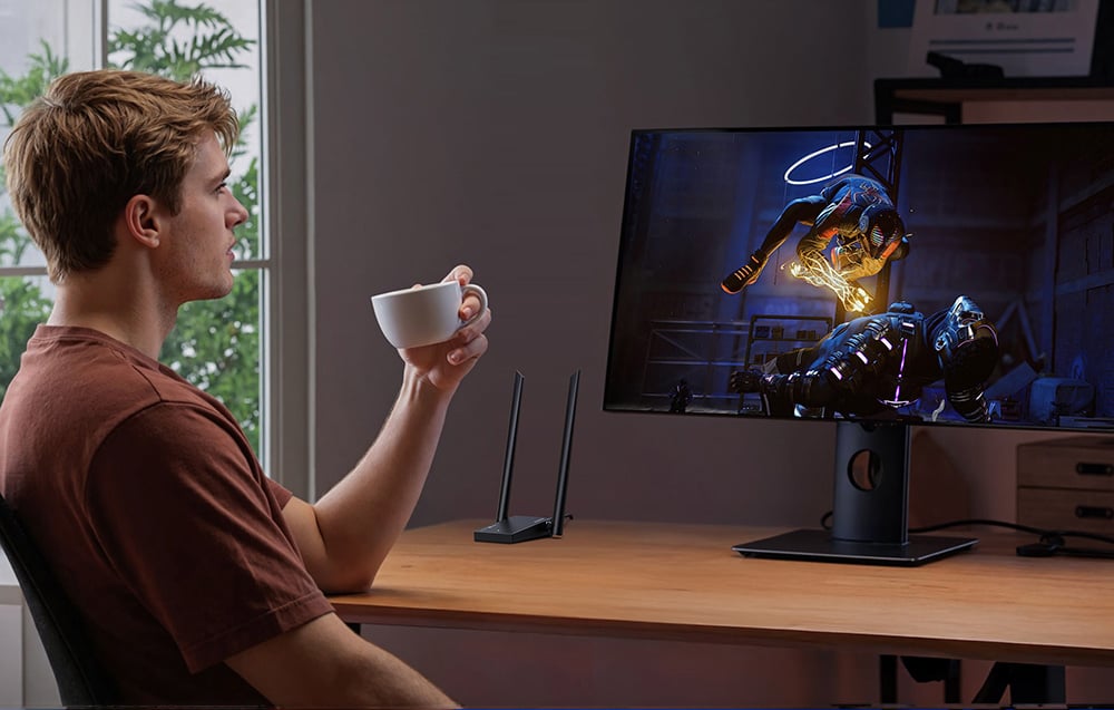 chłopak oglądający cos na ekranie