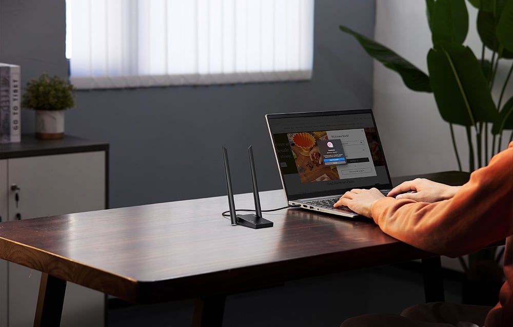 adapter sieciowy na biurku przy laptopie