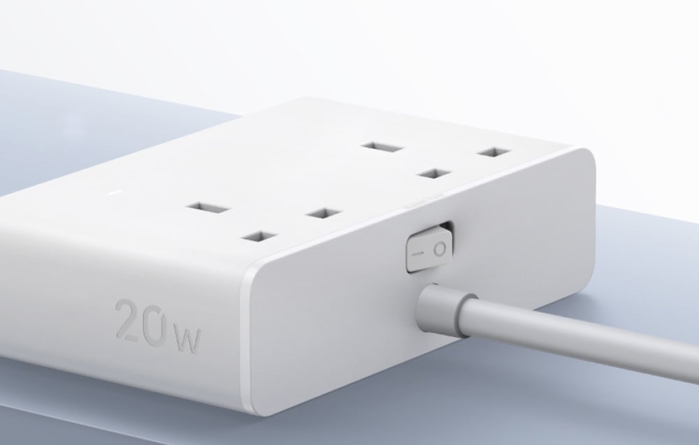 Zbliżenie na tył białej ładowarki z kablem zasilającym oraz widocznym przełącznikiem zasilania.