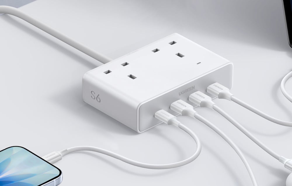 Biała kostka zasilająca z dwoma gniazdami sieciowymi na górze i pięcioma portami USB z przodu.