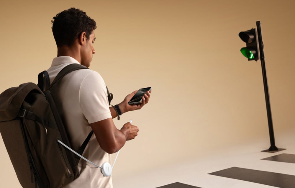 chłopak na pasach z kablem Ugreen, który podpina do smartfona