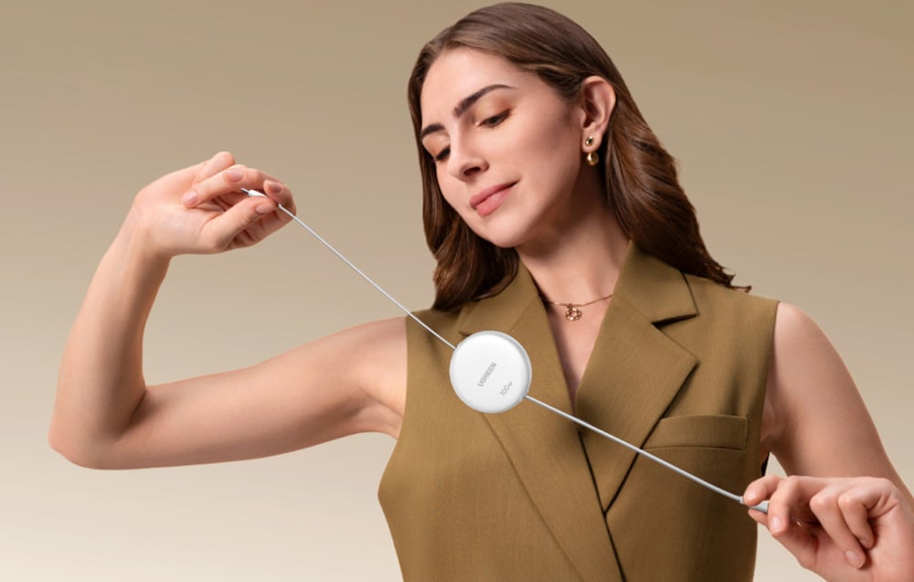 kobieta z białym zwijanym kablem Ugreen