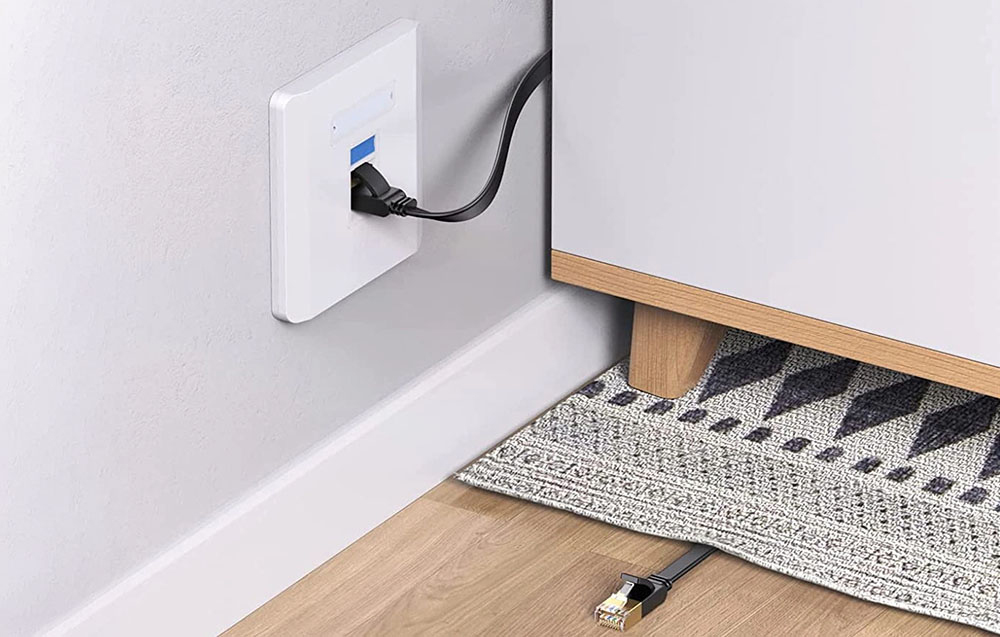 kabel podłączony do gniazdka w pomieszczeniu