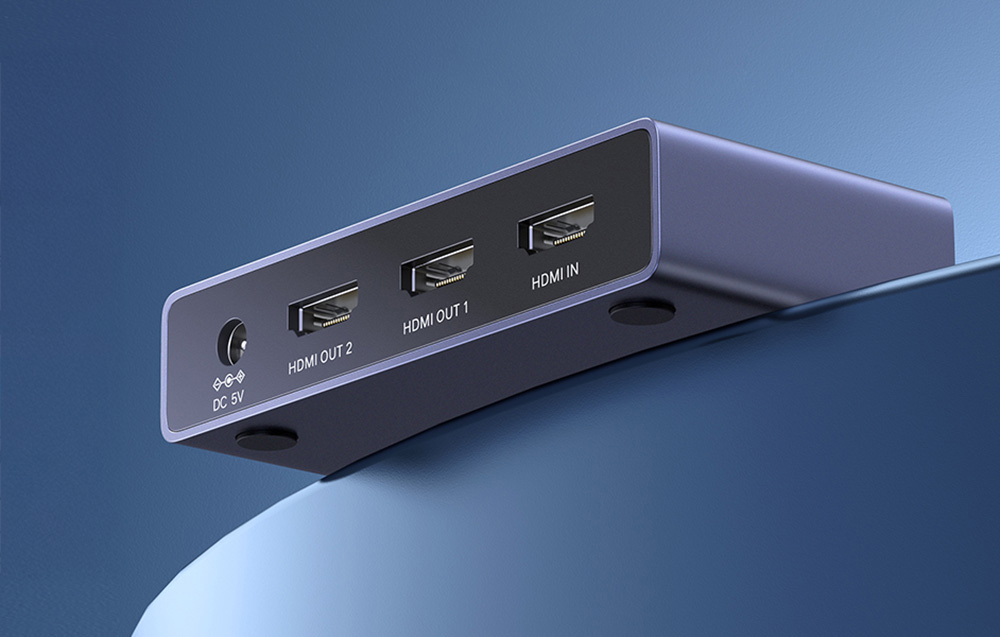 szary rozdzielacz HDMI na granatowym tle