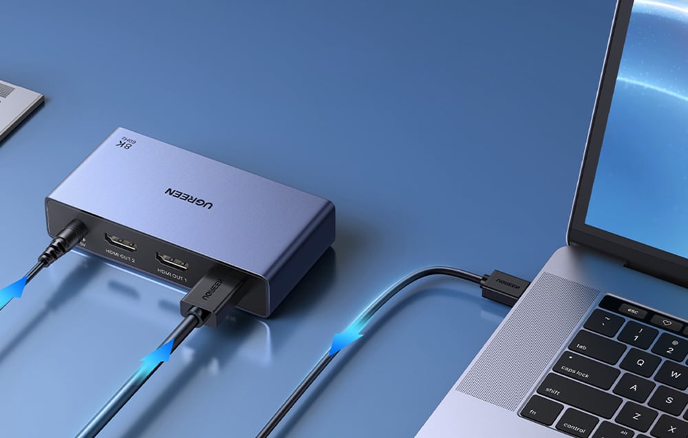 szary rozdzielacz podłączony kablem do laptopa