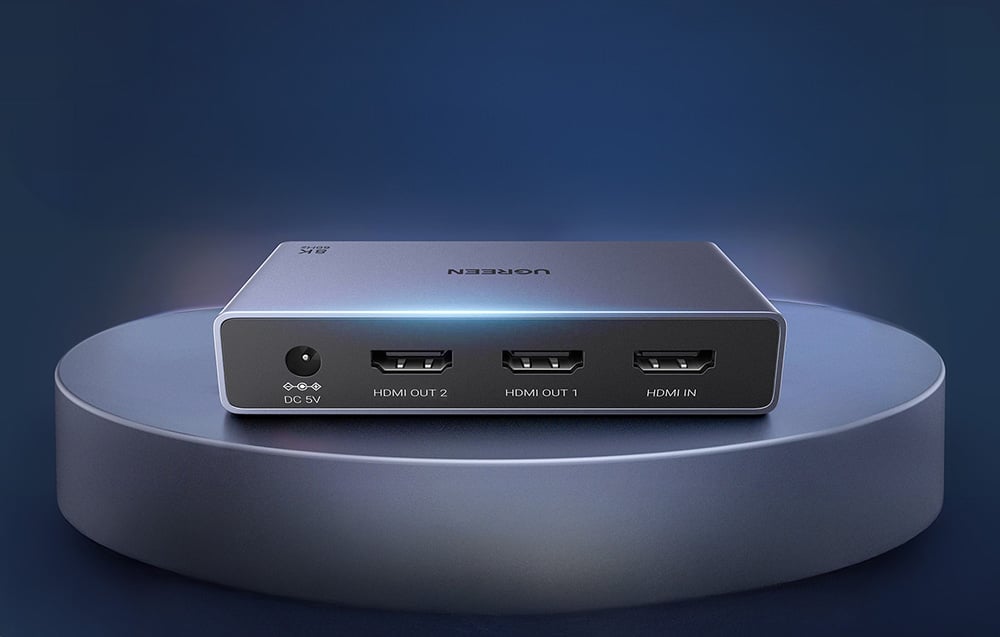 rozdzielacz HDMI na granatowym tle