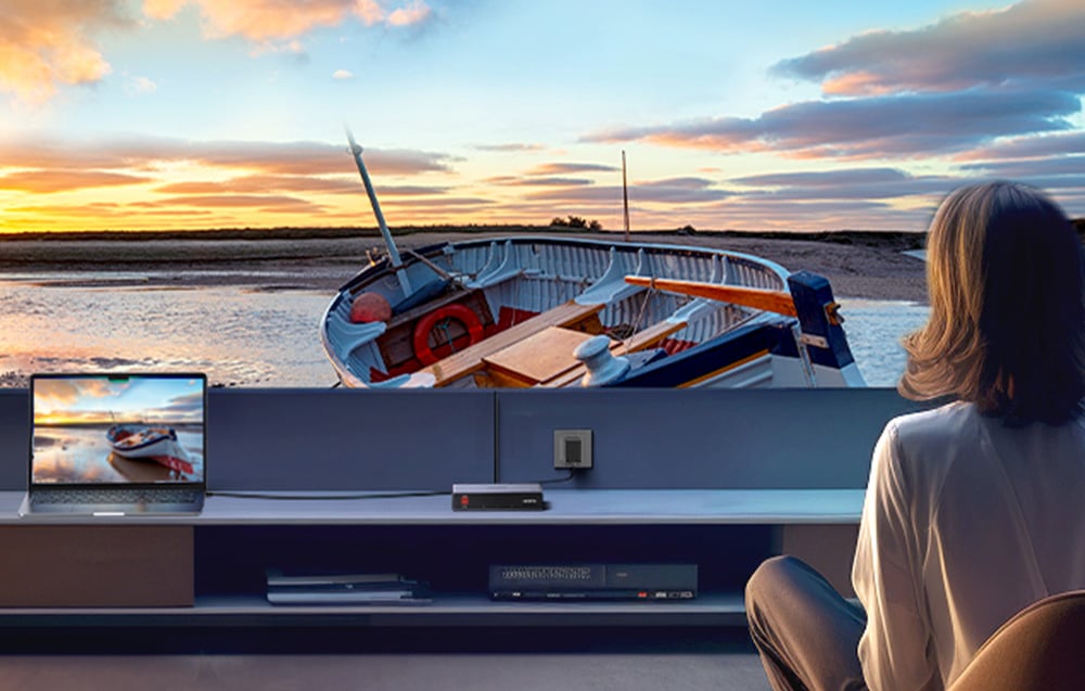 dziewczyna oglądająca film na dużym ekranie