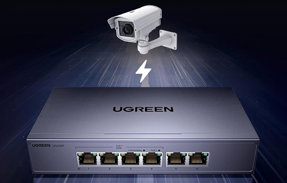 szary Przełącznik Ethernet Ugreen, nad nim kamera monitoringowa